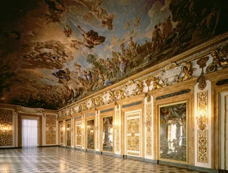 Vue de la loggia avec fresque au plafond représentant l
